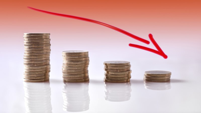 Four stacks of coins in order from tallest to shortest with a red arrow above them going downward