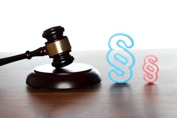 Gavel on base and a small and a large figurine of the section symbol